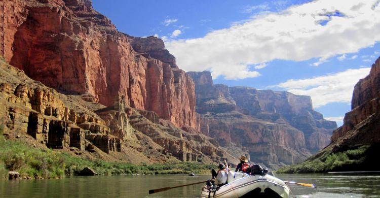 Barco por el Gran Cañón