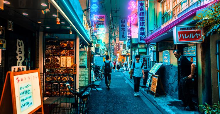 Callejones de Tokio iluminados por la noche