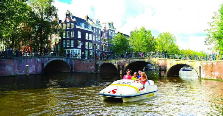Paseo por los canales de Ámsterdam en barco a pedal