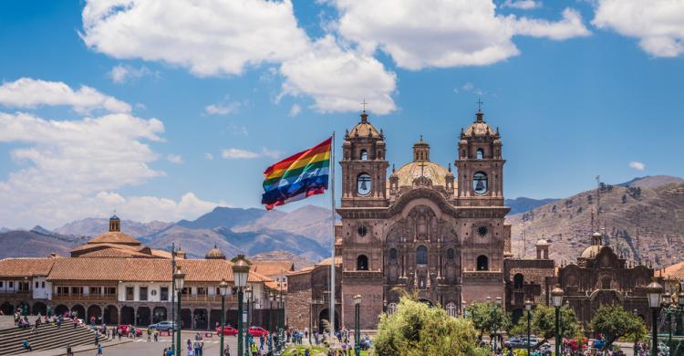 Plaza de Armas y bandera de Cusco