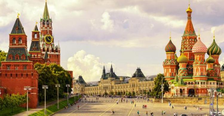 Plaza Roja de Moscú a los pies de la Catedral de San Basilio