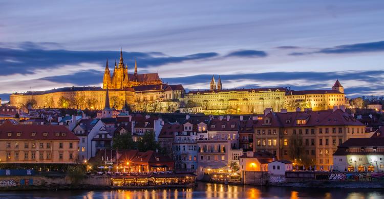 Vistas de Praga iluminada