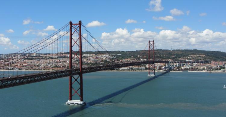 Puente 25 de abril