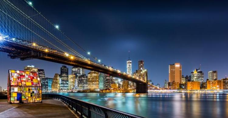 Puente de Brooklyn iluminado