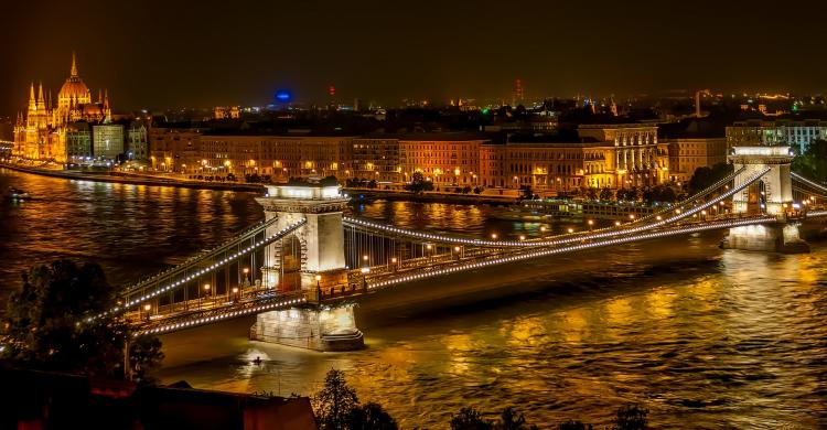 Budapest iluminado en la noche