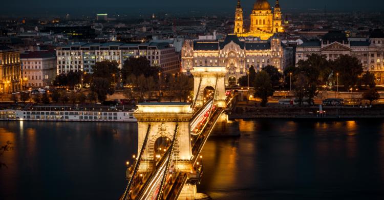 Puente de las Cadenas y Basílica de San Esteban de noche
