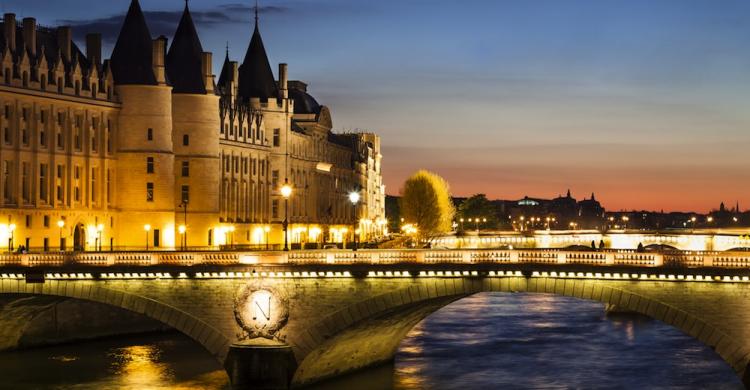 Puentes de París al anochecer