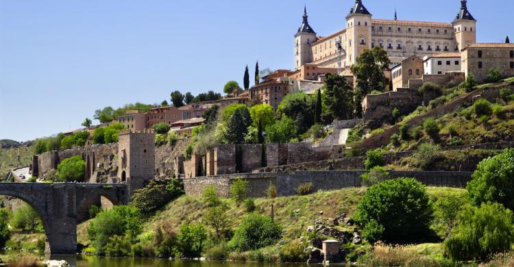 Vistas del Alcázar de Toledo y el Río Tajo