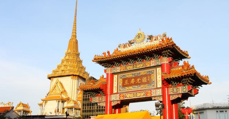 Puerta de Chinatown y Wat Traimit