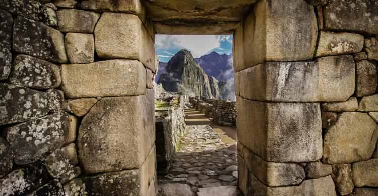 Puerta inca de piedra en el Machu Picchu