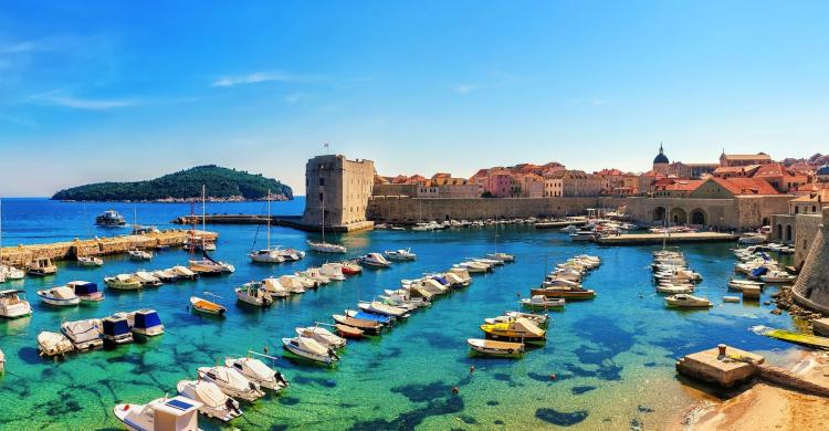 Puerto de Dubrovnik y vistas de la isla de Lokrum