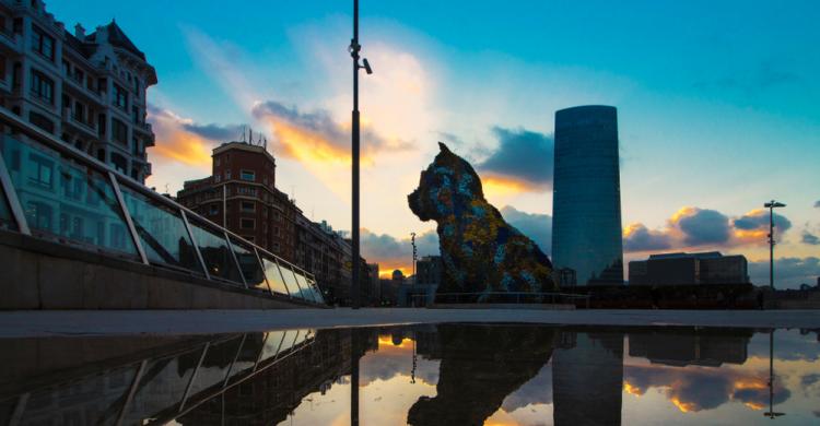 Silueta de la escultura Puppy y la Torre Iberdrola