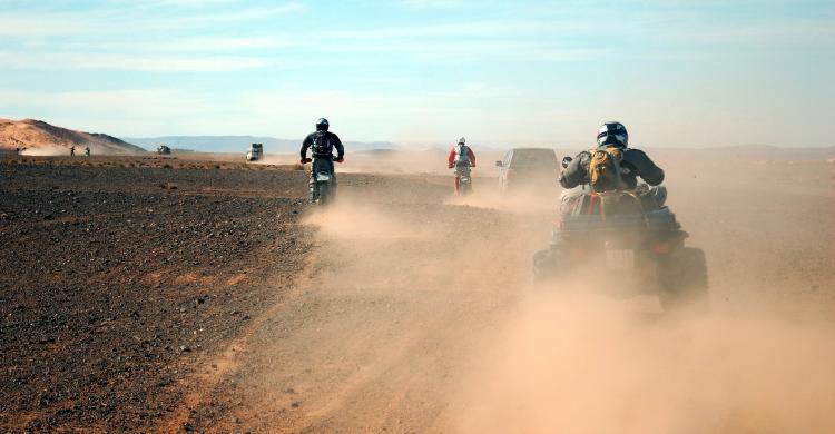 Conduce un quad todoterreno por el desierto