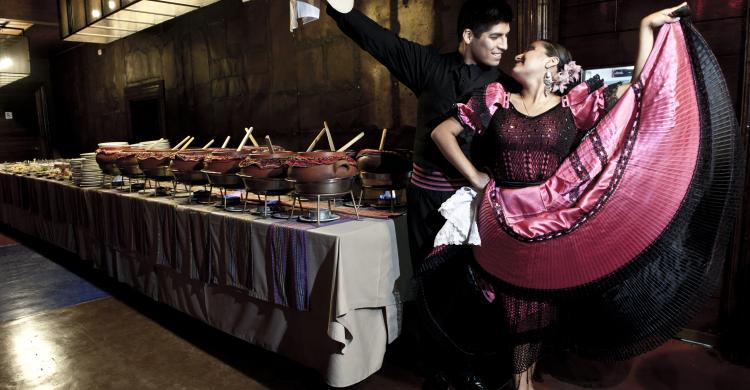 Cena con show folklórico