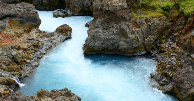 Río carca de la cascada Barnafoss