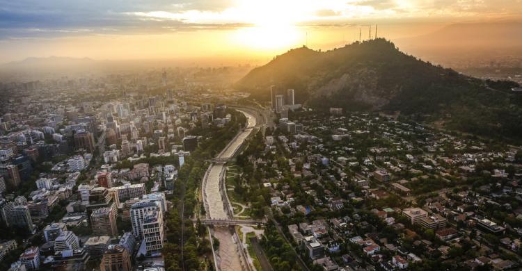 Vista del río Mapocho cruzando la ciudad