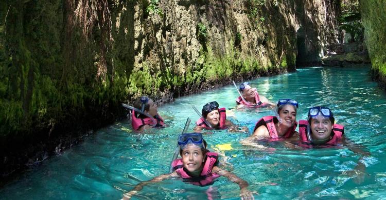 Nadando por el río subterráneo de Xcaret