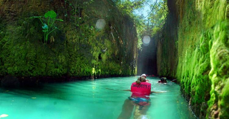 Nadando en el Río Subterráneo de Xcaret