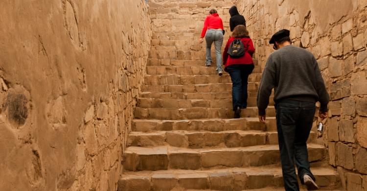 Personas entrando en Pachacamac 