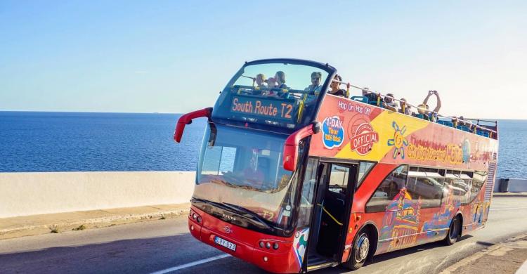 Bus turístico durante el recorrido de la ruta sur