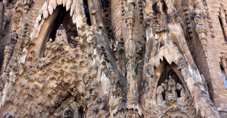 La fachada de la Basílica, cargada de detalles y simbología 