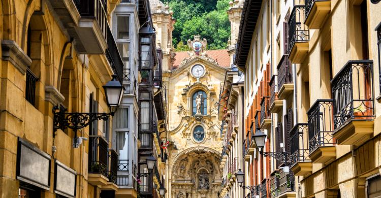 Calle del centro de San Sebastián con el fondo de la Catedral de la Virgen del Coro