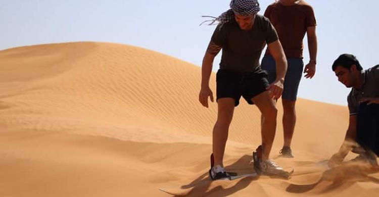 Haciendo Sandboard en las dunas