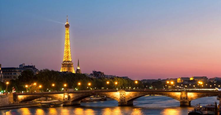 Luces de París y el río Sena