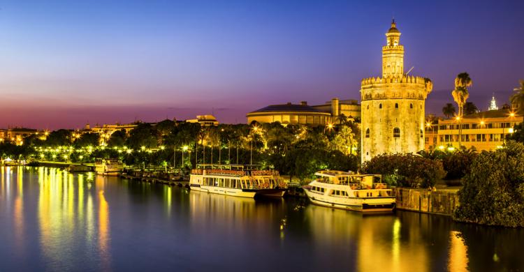 Sevilla desde el río Guadalquivir, por la noche
