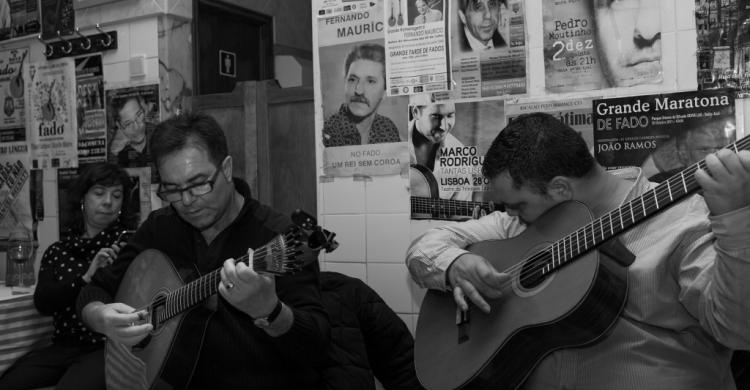 Show de fado con músicos en vivo, durante la cena