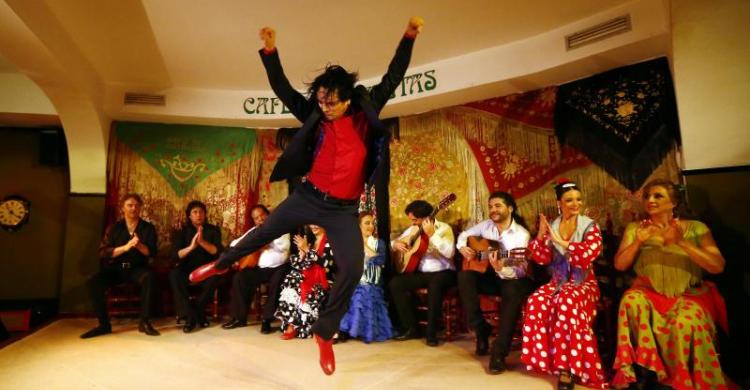 Cantaores, bailaores y guitarristas en vivo