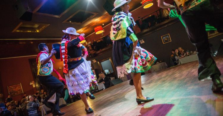 Representación de danzas peruanas en Restaurante Dama Juana