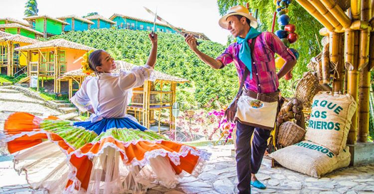 Bailarines en el Parque Los Arrieros