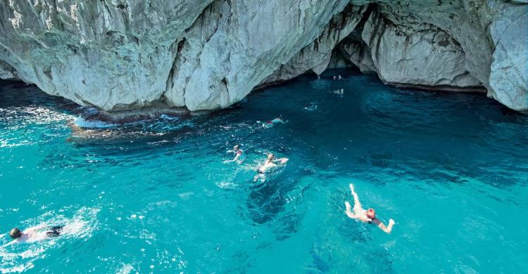 Snorkel en calas y cuevas