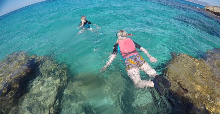 Snorkel en calas y cuevas
