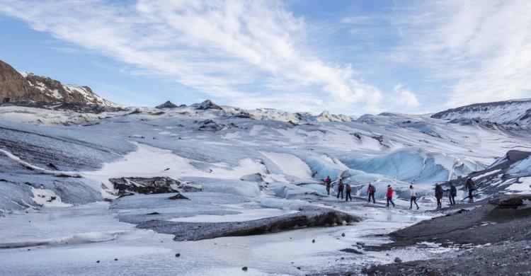 Trekking en grupo por el glaciar Sólheimajökull, Islandia