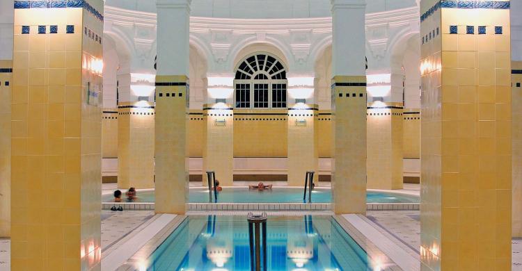 Una de las piscinas interiores del balneario Széchenyi