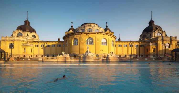 Piscina exterior principal del balneario