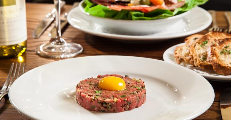 Carne a la tártara con cebolleta roja y pasta de ajo