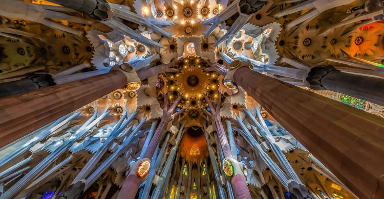 Techo en el interior de la basílica de la Sagrada Familia