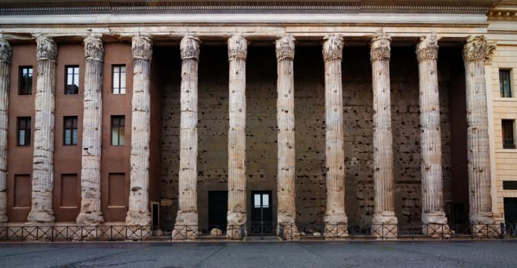 Templo de Adriano en Piazza di Pietra