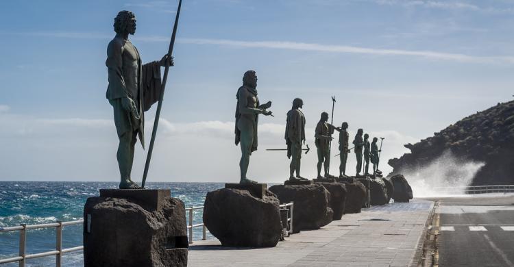 Estatuas de guanches en Candelaria