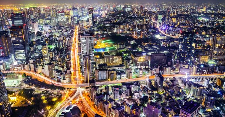 Vistas panorámicas de Tokio iluminada