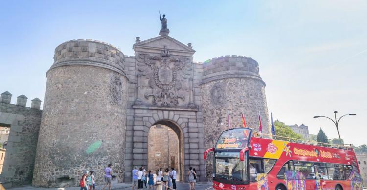 Recorre Toledo en un autobús turístico con paradas libres