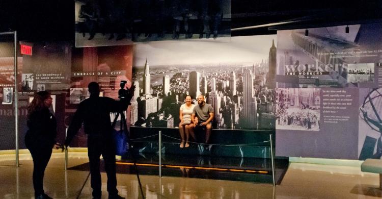 Viajeros posando para una fotografía dentro del edificio