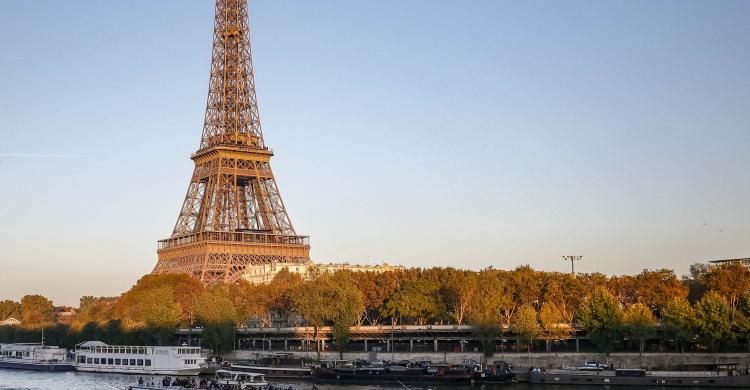 Barco y Torre Eiffel de París