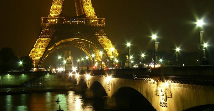 Torre Eiffel de París iluminada