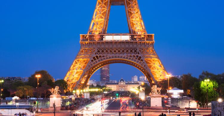 Torre Eiffel de París iluminada