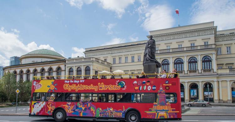 Descubre Varsovia en un autobús Hop On Hop Off