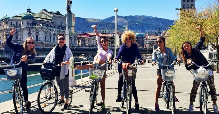 Viajeros durante el recorrido en bicicleta por Bilbao